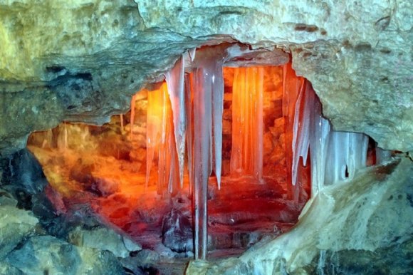 Лучшие ледяные пещеры мира